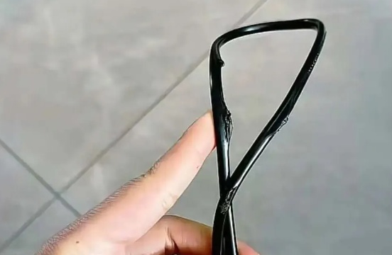 女孩玩“拼豆”突然爆炸起火，反应迅速第一时间拔掉电源