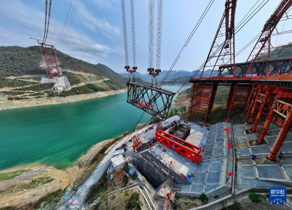 黄百铁路红水河铁路大桥首节拱肋吊装成功 黄百铁路红水河铁路大桥首节拱肋吊装成功