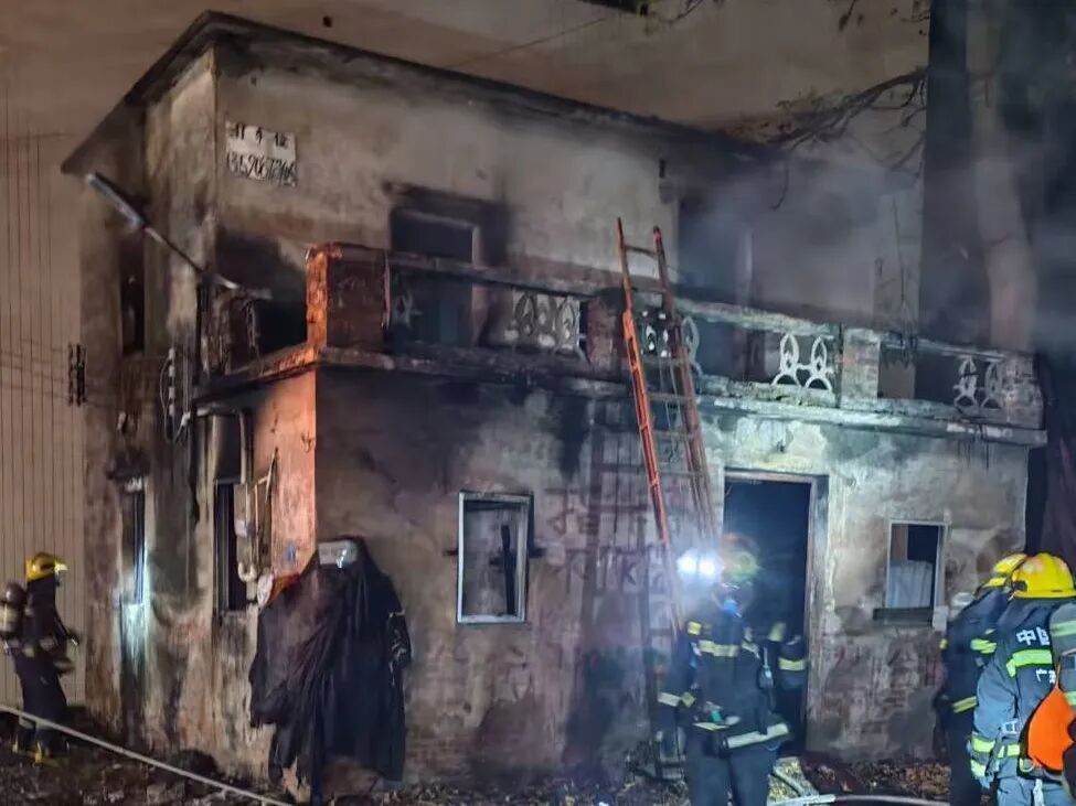 只因捡废品被拦，他竟放火烧了别人的房！