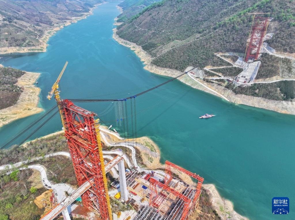 黄百铁路红水河铁路大桥首节拱肋吊装成功 黄百铁路红水河铁路大桥首节拱肋吊装成功