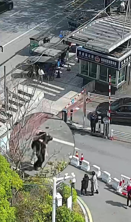 乘客突然晕倒，他直接背起一路冲向急诊室！