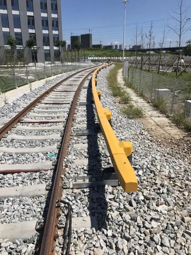 女子执意要跳下地铁轨道捡手机 自称手机中有5000多个客户的联系方式