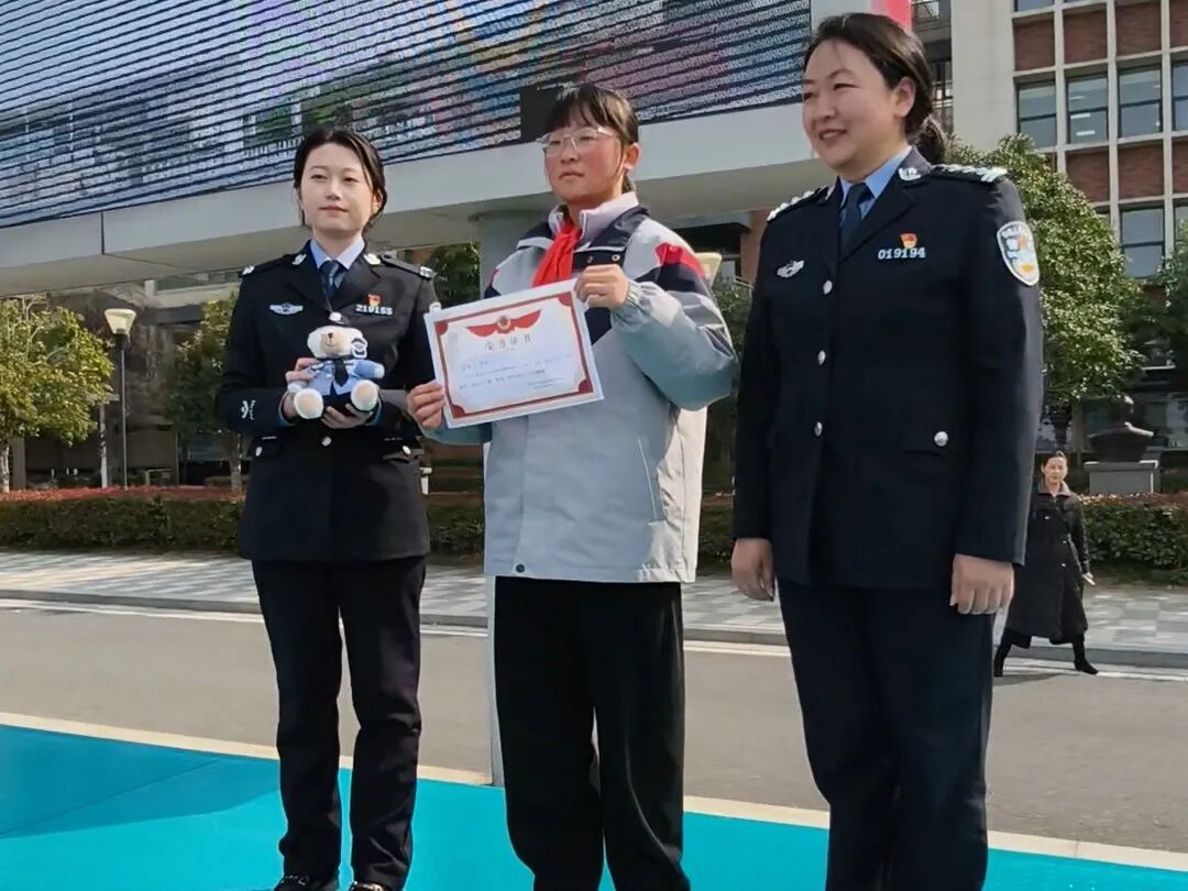 “表扬初一21班万果儿同学”