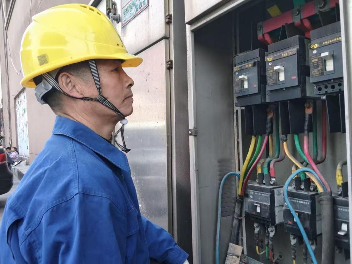 深夜生死急救！供电师傅轮胎当船勇救落水者