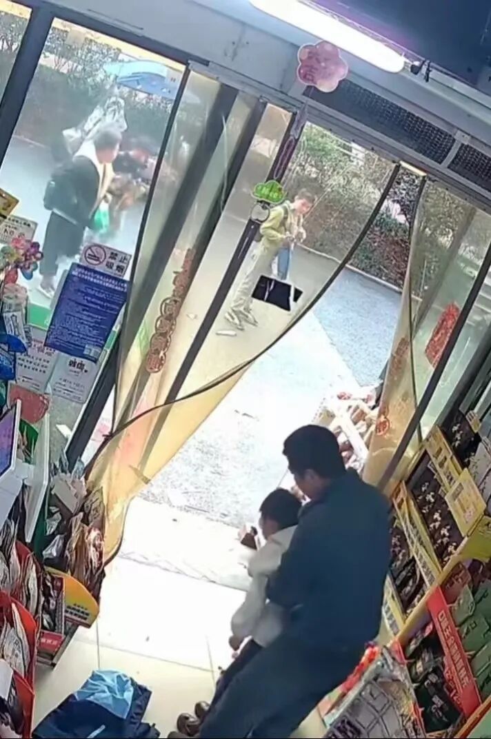 男孩喉咙被卡冲进超市求助,老板用海姆立克急救法施救 男孩喉咙被卡冲进超市求助,老板用海姆立克急救法施救
