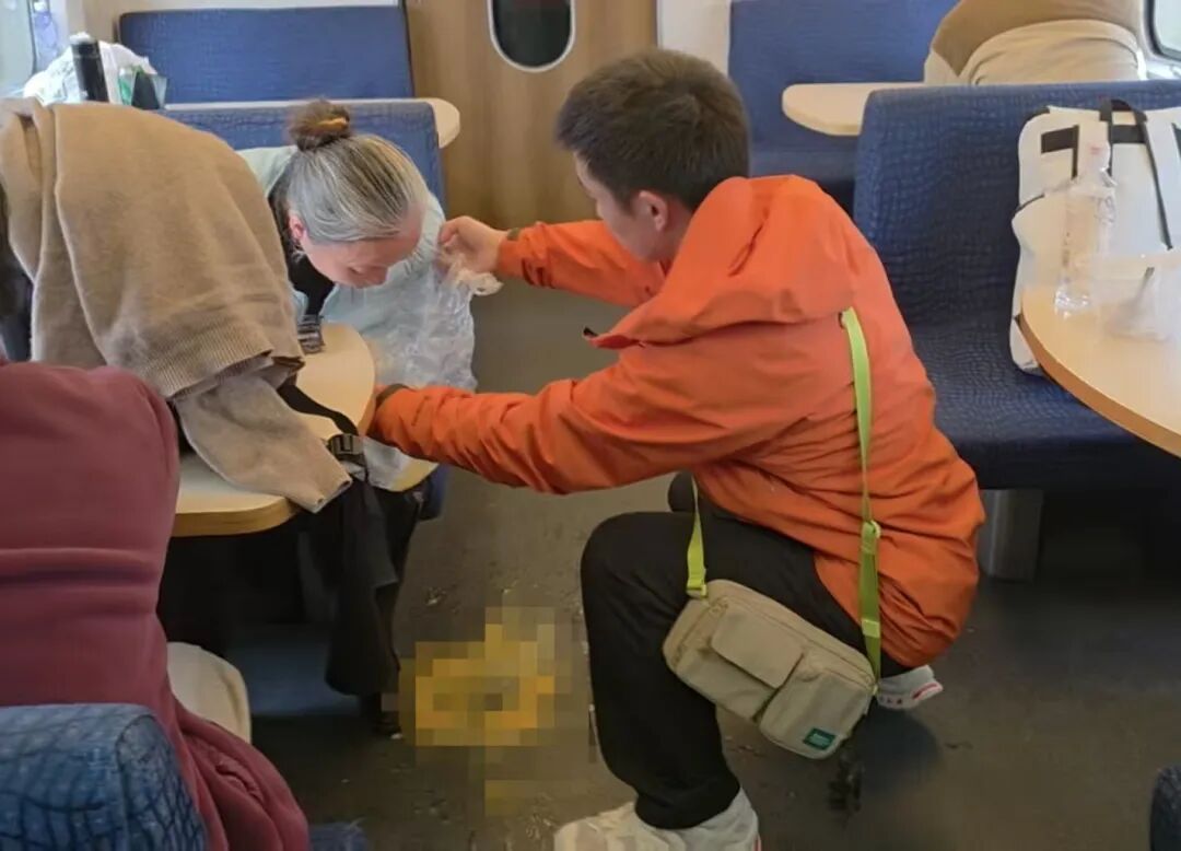 车厢里的“逆行者”:消防员休假途中暖心守护晕倒老人 车厢里的“逆行者”:消防员休假途中暖心守护晕倒老人