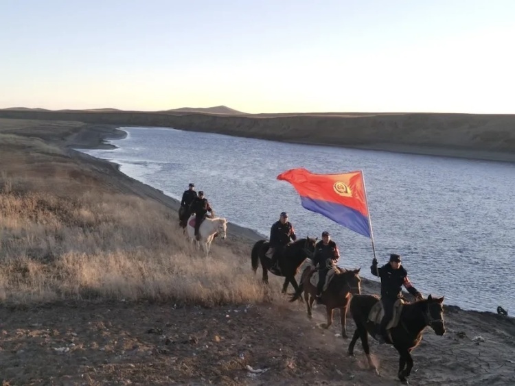 “114382”，警魂永垂雪山草地