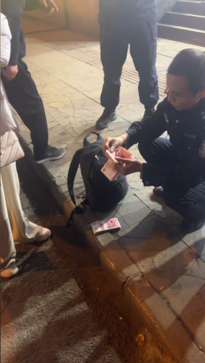 民警陪失主还原乘车过程，300辆出租车里找回近2万现金
