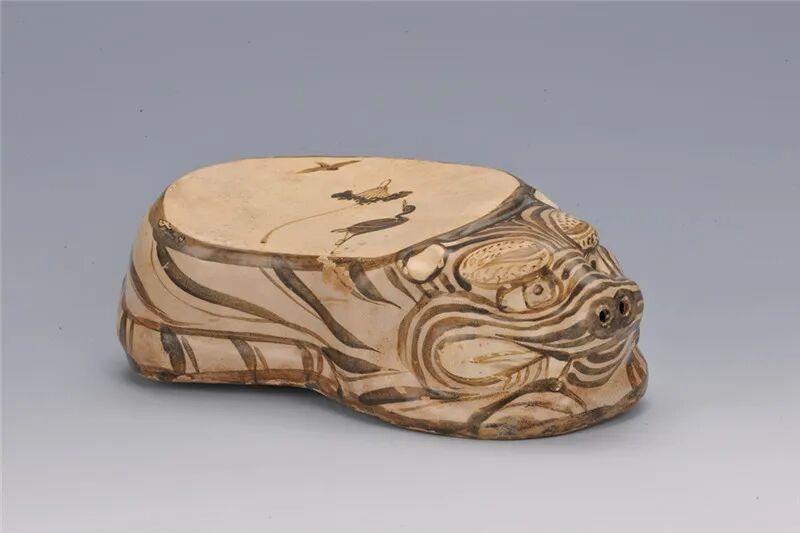 古人的“硬”核瓷枕 由一只小兽来守护