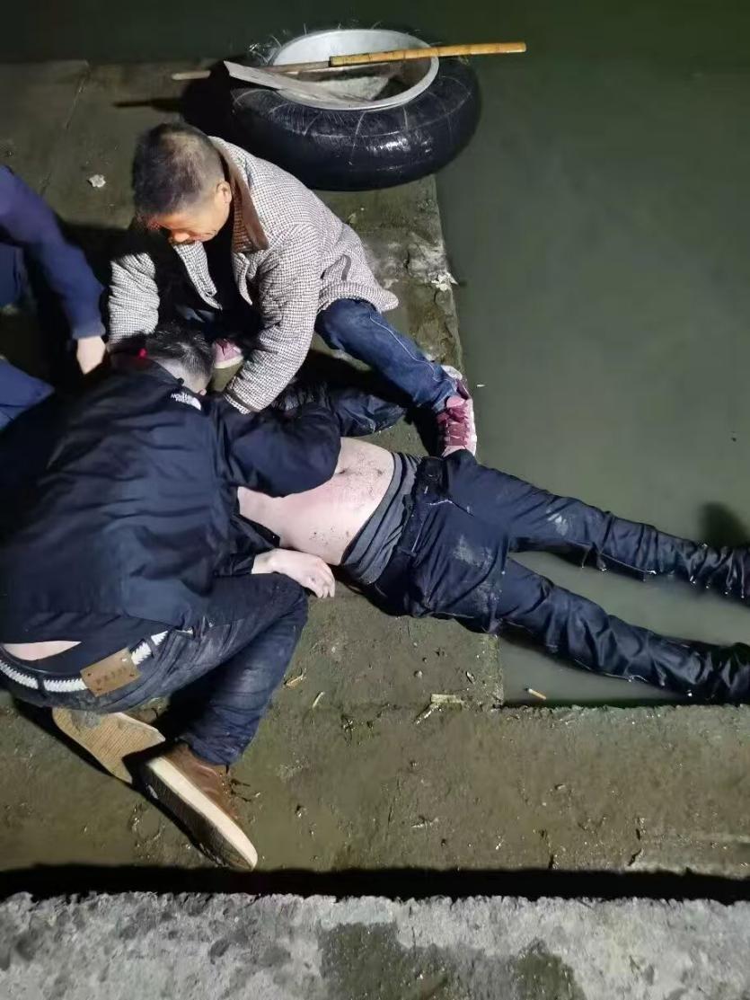 深夜生死急救！供电师傅轮胎当船勇救落水者