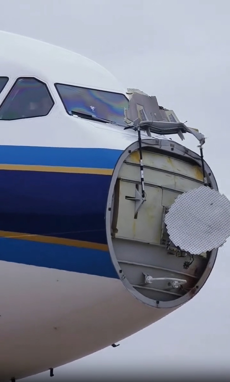 起飞后遭遇鸟击，上海飞深圳一航班紧急返航！整流罩脱落、风挡玻璃破裂……