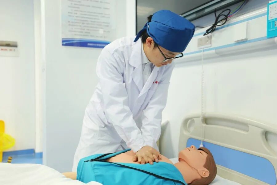 15 岁女孩全网寻人:谢谢你,云南的这位实习男护士 15 岁女孩全网寻人:谢谢你,云南的这位实习男护士