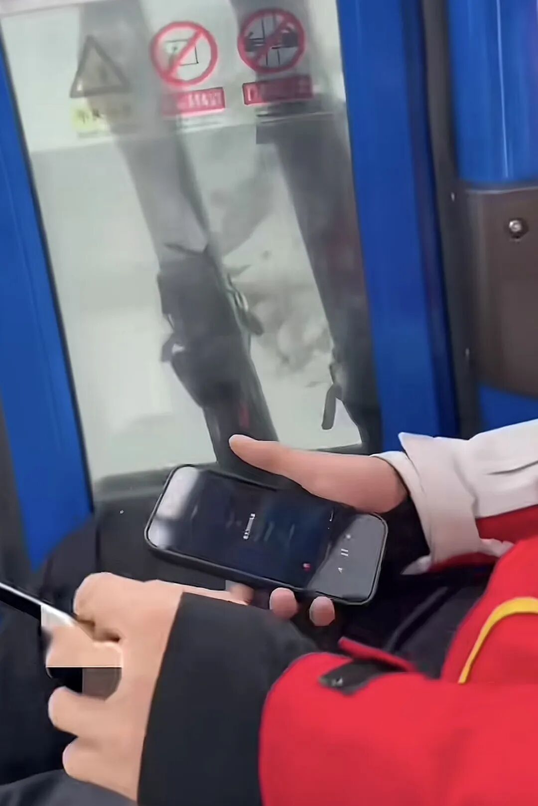 男子高空缆车内吸烟被劝阻，情绪失控猛烈摇晃车厢！阿勒泰青格里狼山滑雪场：从严处罚，限制入园7天