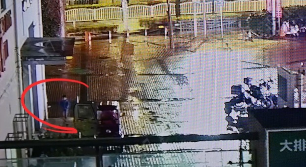 事发上海地铁站！深夜，3岁男孩穿着睡衣，淋着雨独自出门，幸好碰到了……