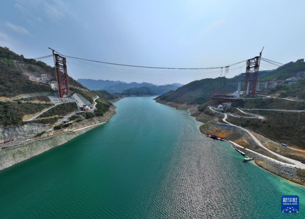 黄百铁路红水河铁路大桥首节拱肋吊装成功 黄百铁路红水河铁路大桥首节拱肋吊装成功