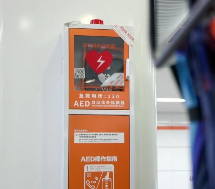 争分夺秒的9分钟，他们合力“托”住了一个人的生命