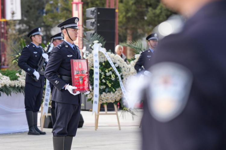 “114382”，警魂永垂雪山草地