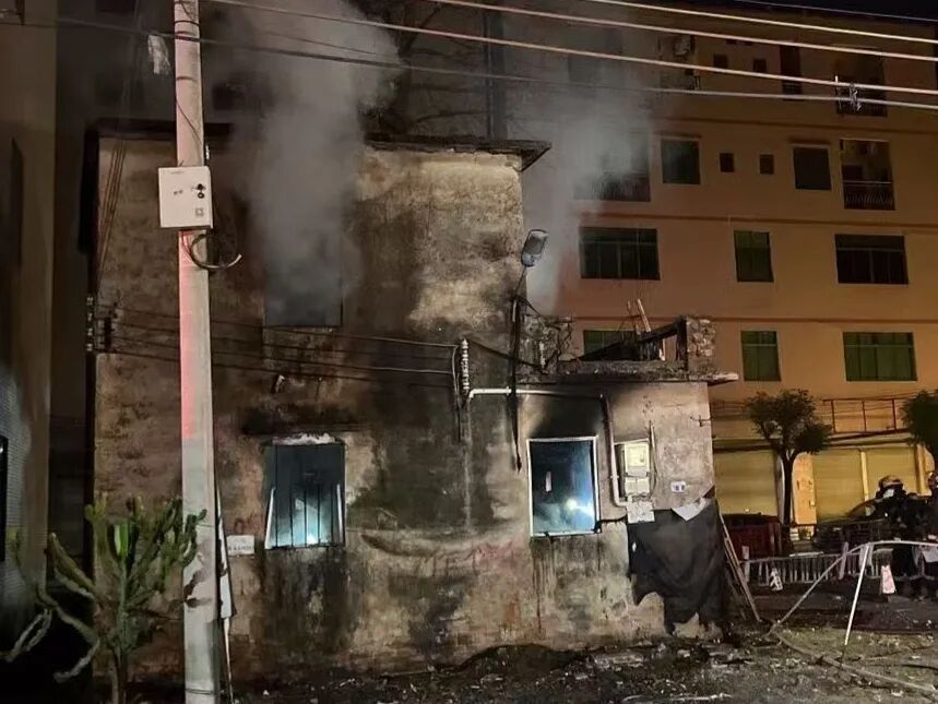 只因捡废品被拦，他竟放火烧了别人的房！