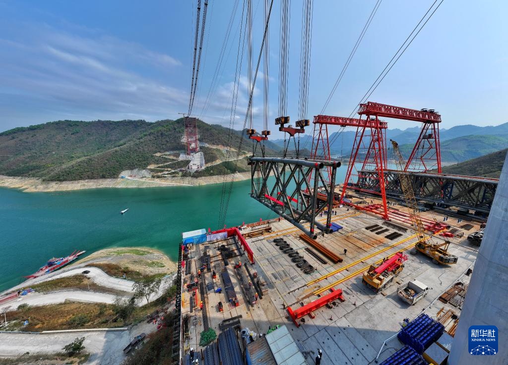 黄百铁路红水河铁路大桥首节拱肋吊装成功 黄百铁路红水河铁路大桥首节拱肋吊装成功