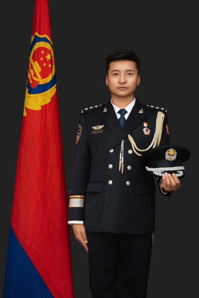 “114382”，警魂永垂雪山草地