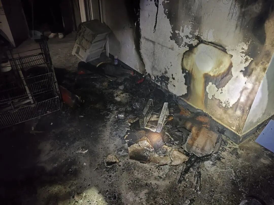 凌晨起夜瞄到客厅火光闪烁，躲过一劫！罪魁祸首几乎家家要用...