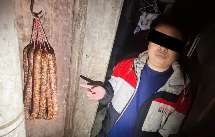 20斤香肠不翼而飞！警方找上门时，香肠还在砧板上