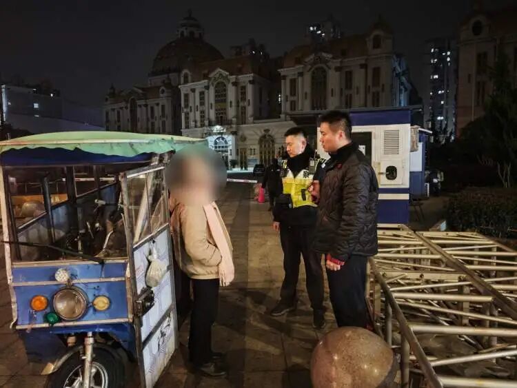 上海一女子路遇警察盘查，突然调转车头加速逃离