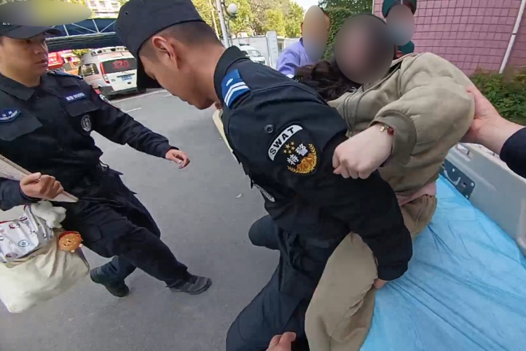 乘客突然晕倒，他直接背起一路冲向急诊室！