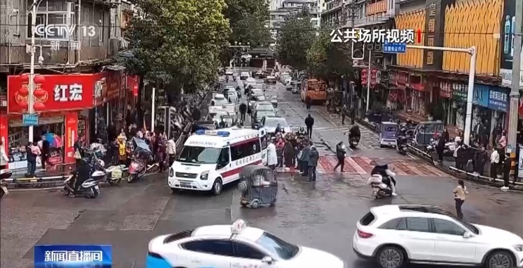 男子街头晕倒抽搐 路过医生秒变“急救侠”