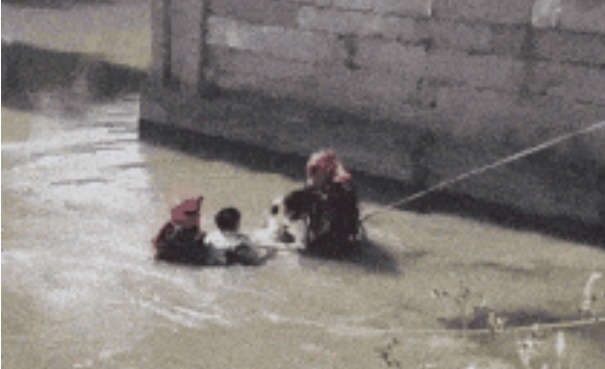 妻子情绪上头跳河,丈夫竟紧随其后!消防紧急营救 妻子情绪上头跳河,丈夫竟紧随其后!消防紧急营救