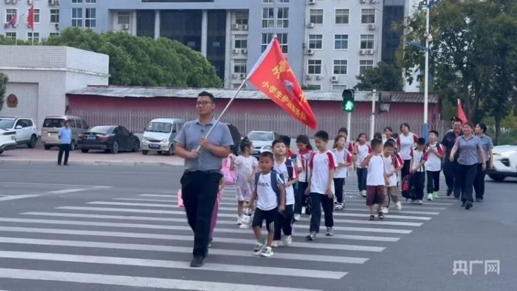 河南一物业靠免费接娃火出圈!网友:建议全国推广 河南一物业靠免费接娃火出圈!网友:建议全国推广