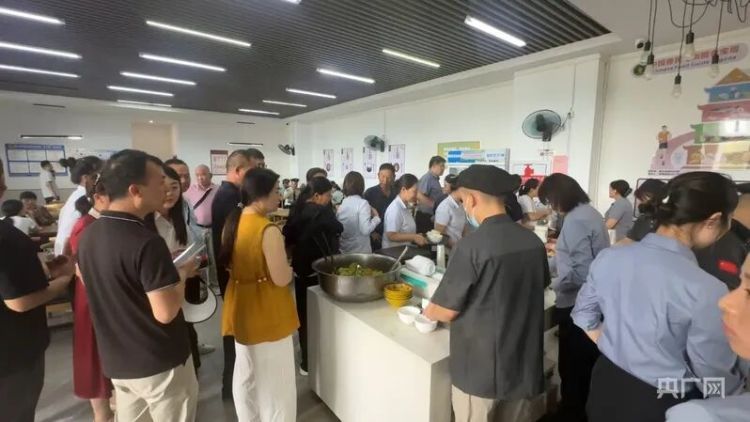 河南一物业靠免费接娃火出圈!网友:建议全国推广 河南一物业靠免费接娃火出圈!网友:建议全国推广