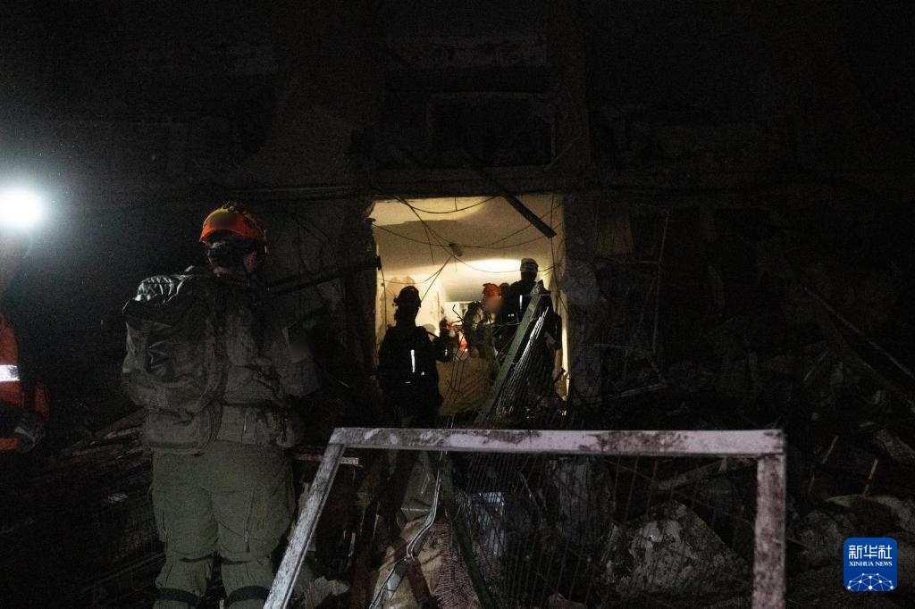 以色列南部两地被导弹击中 超百人受伤 以色列南部两地被导弹击中 超百人受伤