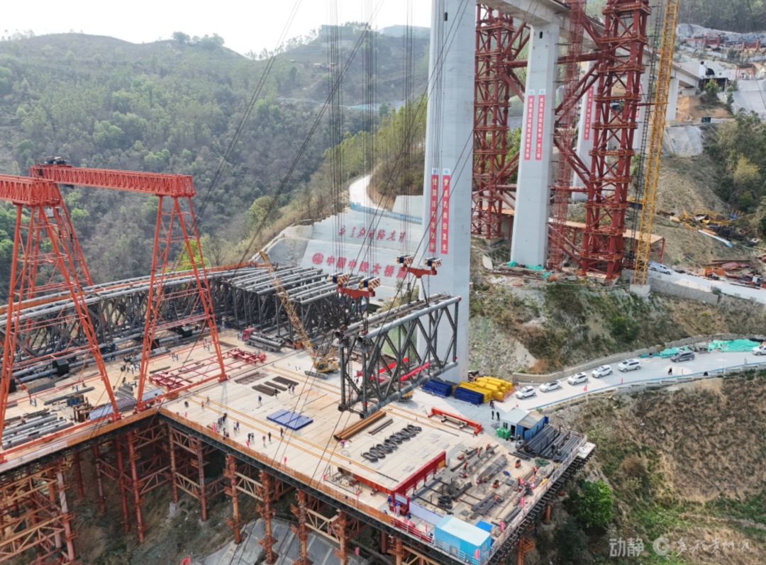 历史性吊装！世界第一大跨度铁路拱桥在红水河峡谷间架起“空中走廊”