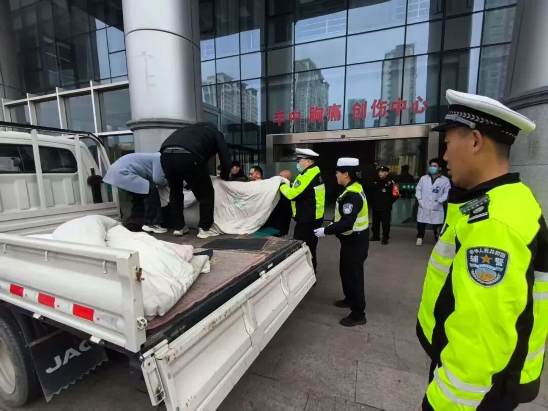 90岁老人吐血病危,江苏灌云交警上演现实版“飞驰人生”7分钟送医急救 90岁老人吐血病危,江苏灌云交警上演现实版“飞驰人生”7分钟送医急救