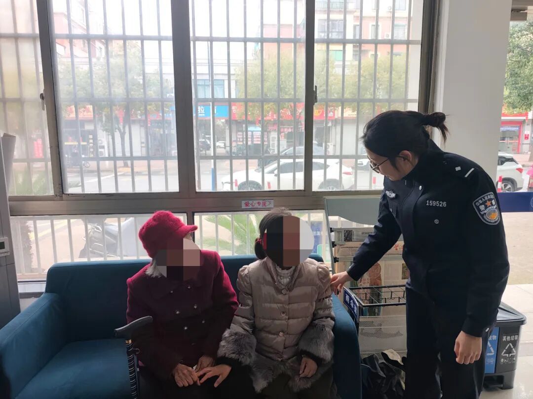 1996-2026,这个拥抱,她等了30年… 1996-2026,这个拥抱,她等了30年…