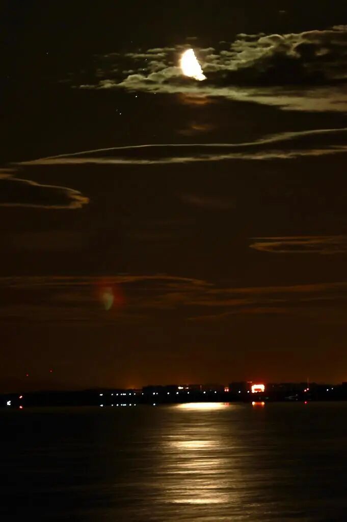明晚记得抬头看!或将捕捉天体“亲密”瞬间 明晚记得抬头看!或将捕捉天体“亲密”瞬间