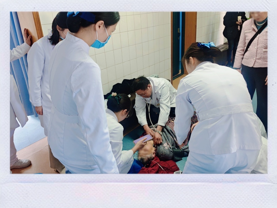 只因在人群多看了一眼,长沙医护人员救下76岁晕厥老人 只因在人群多看了一眼,长沙医护人员救下76岁晕厥老人