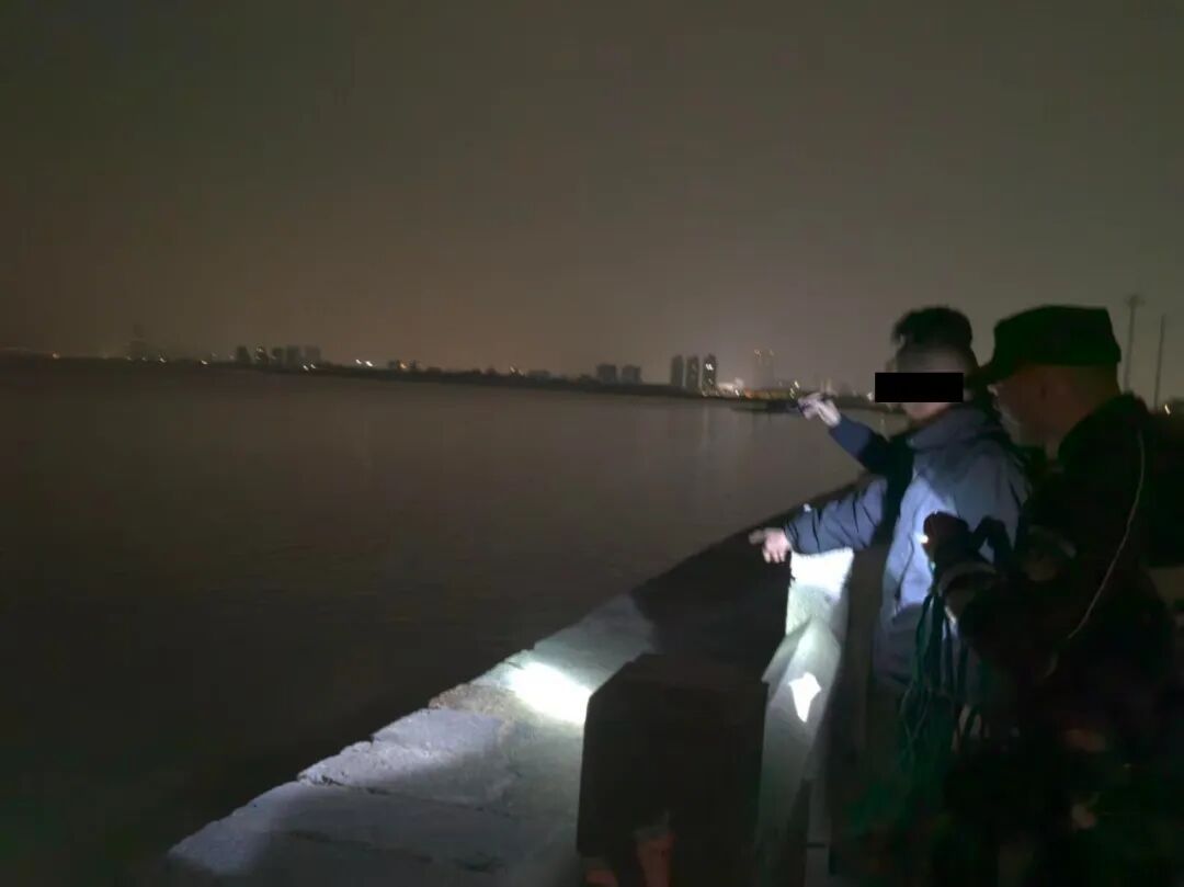 男子深夜出现在海宁钱塘江边，竟是为了这件事！