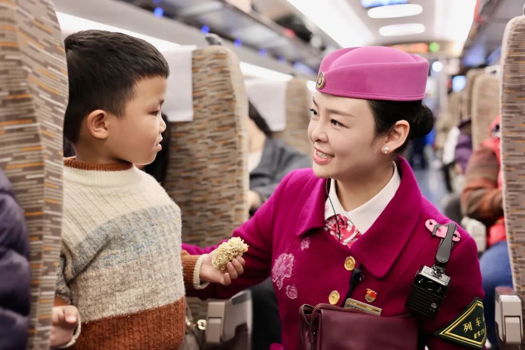 相向而行的列车上，列车长在做什么？