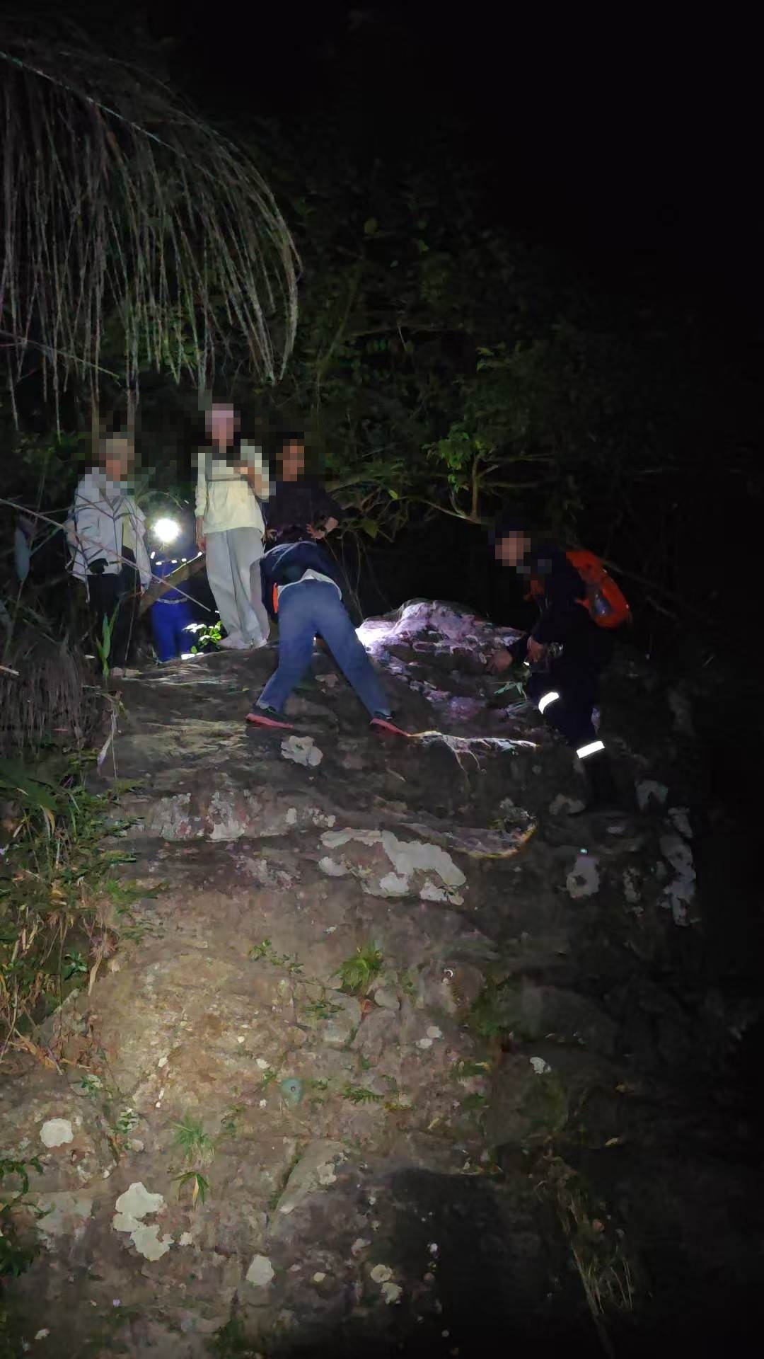 事发厦门天竺山,3男3女被困,紧急救援 事发厦门天竺山,3男3女被困,紧急救援