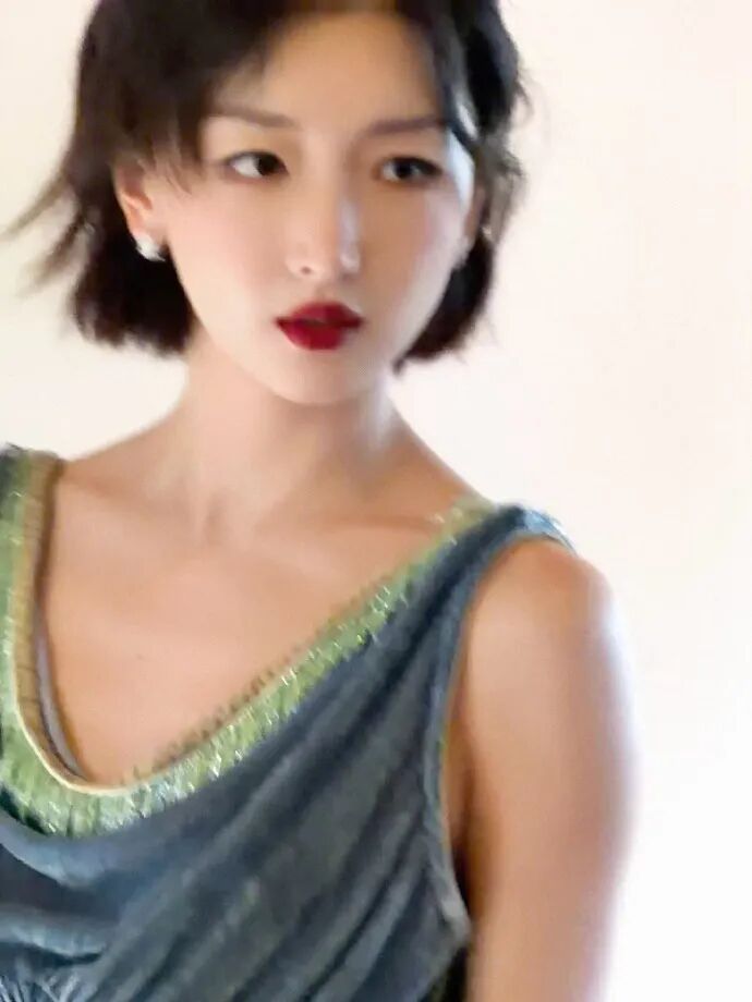 周冬雨走红毯穿几百块自淘小蓝裙，舒淇连发星星眼点赞，相约一起淘货