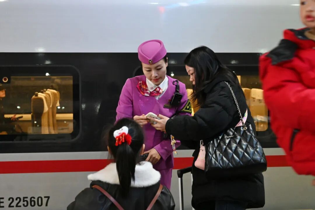 相向而行的列车上，列车长在做什么？