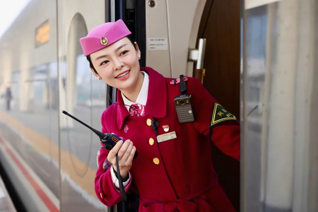 相向而行的列车上，列车长在做什么？