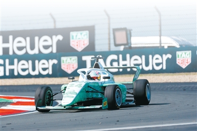 中国首位F1学院赛车手师炜:开赛车,太美妙了 中国首位F1学院赛车手师炜:开赛车,太美妙了