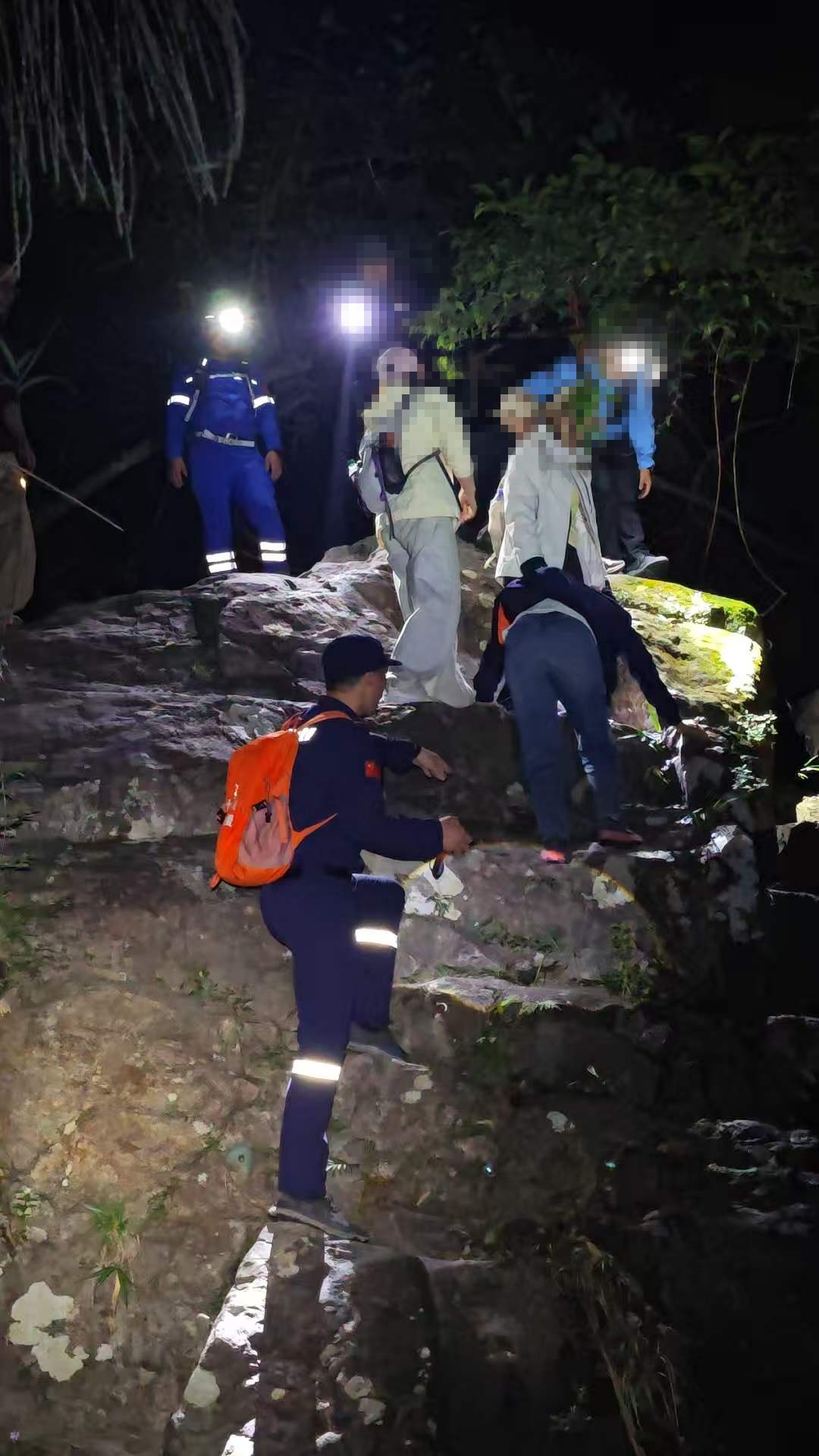 事发厦门天竺山,3男3女被困,紧急救援 事发厦门天竺山,3男3女被困,紧急救援