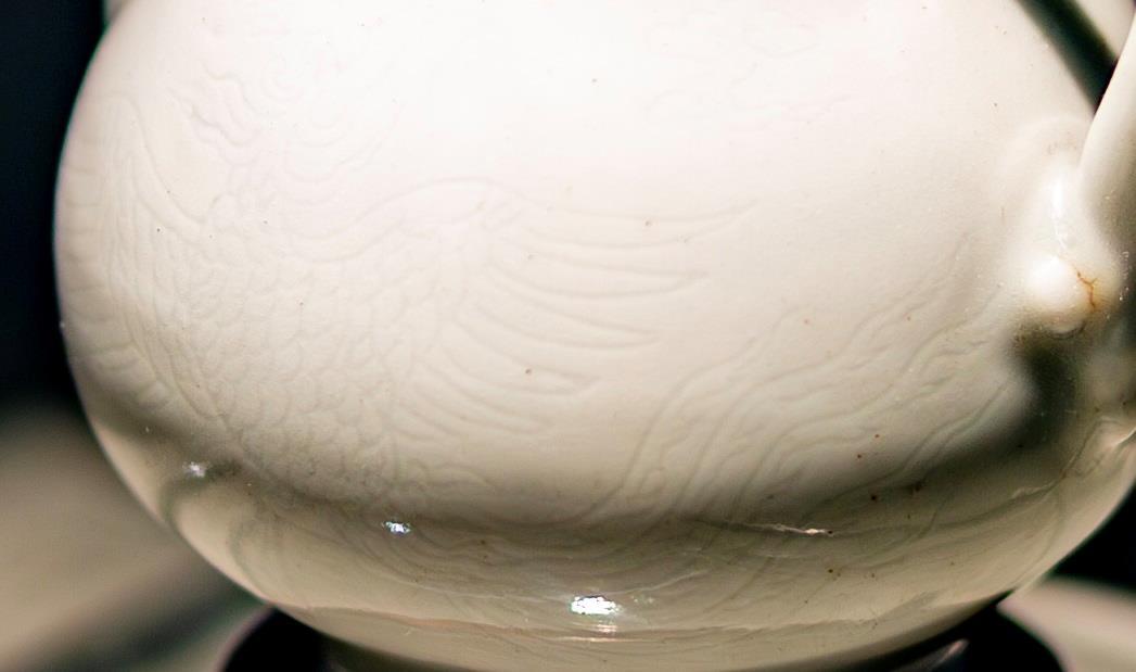 如何把纹饰“藏”进瓷里 来看这件壶 如何把纹饰“藏”进瓷里 来看这件壶