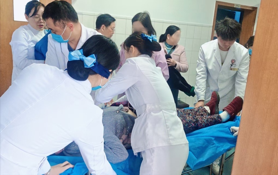 只因在人群多看了一眼,长沙医护人员救下76岁晕厥老人 只因在人群多看了一眼,长沙医护人员救下76岁晕厥老人