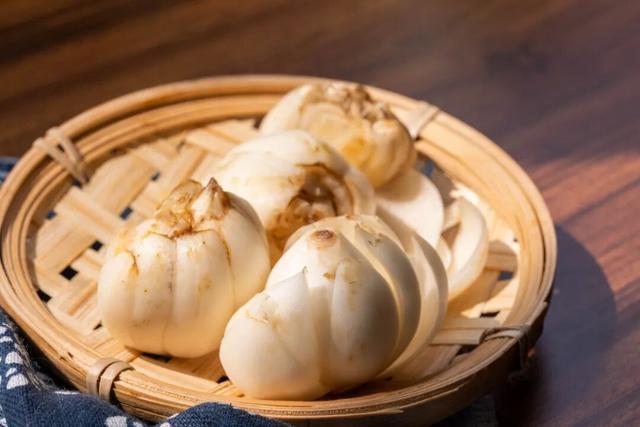 已有人中招：两种长得巨像的植物，一种很美味，另一种吃了中毒！注意区分→