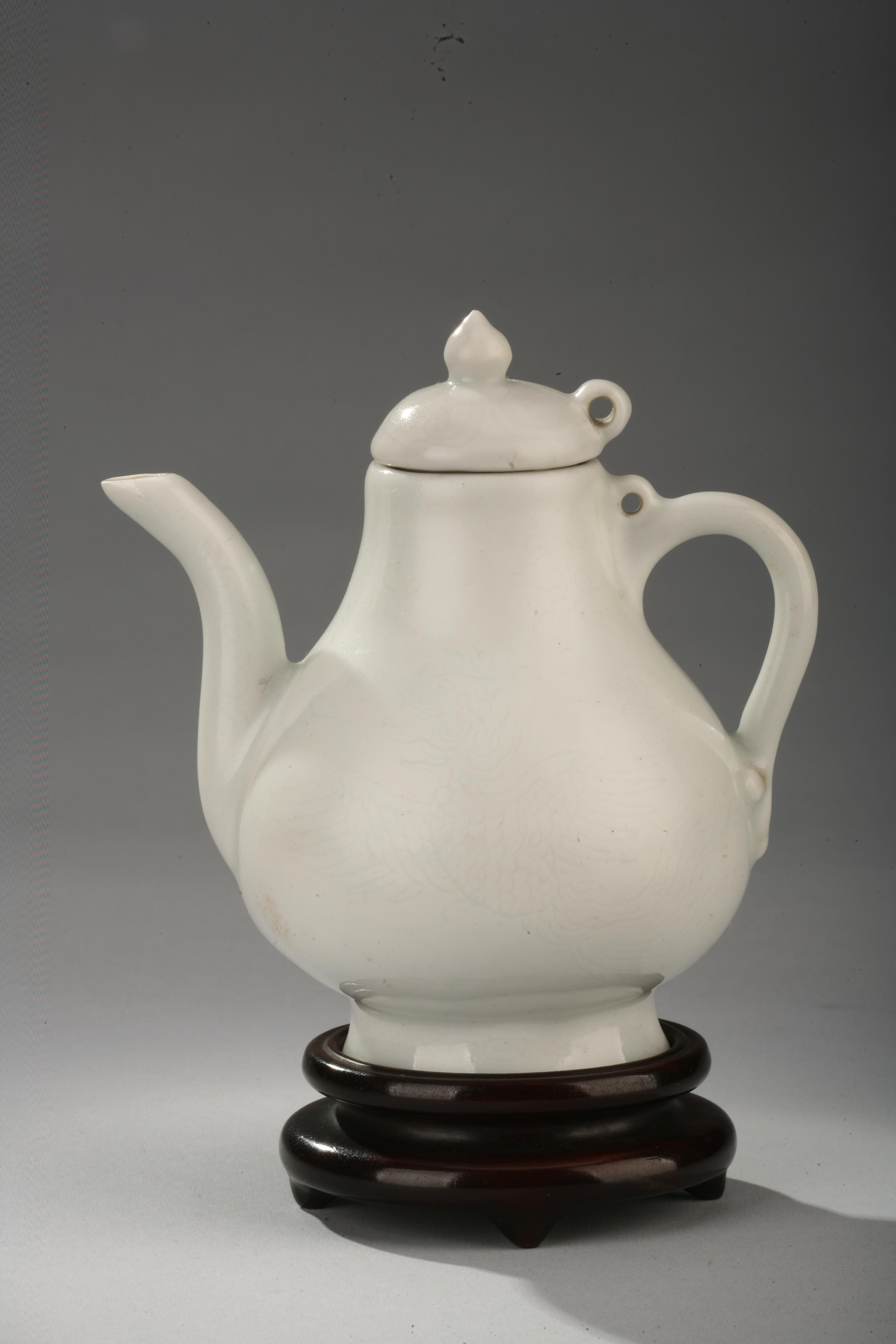 如何把纹饰“藏”进瓷里 来看这件壶 如何把纹饰“藏”进瓷里 来看这件壶